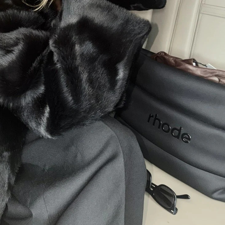 NEW Пухка немов хмаринка містка косметичка RHODE Oversized Bubble Bag LIMITED EDITION SIZE + COLOR